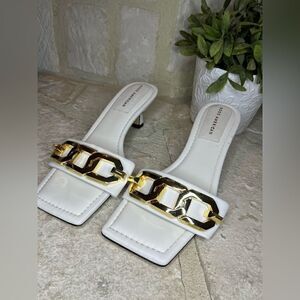 Good American white kitten heels w/ gold chain sz 9